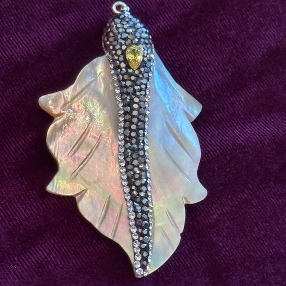 Natural freshwater shell leaf pendant NWT - Picture 4 of 8